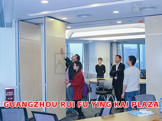 Un buen precio. Pared divisoria acústica de madera ignífuga con perfil 6061-T6 y marco de acero Q235 para espacios de coworking en línea