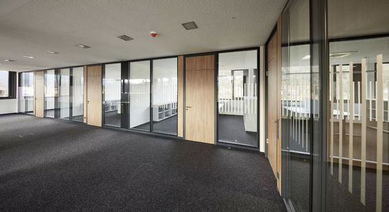 Barreras de aluminio para oficinas ecológicas