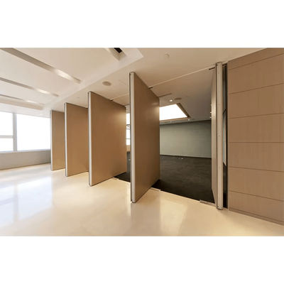 Centro de Convenciones Pared divisoria de madera, Pared divisoria de paneles de madera con puerta de pasillo