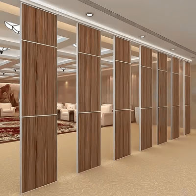 Exposición de gestión del espacio Paredes divisorias con acabado de madera