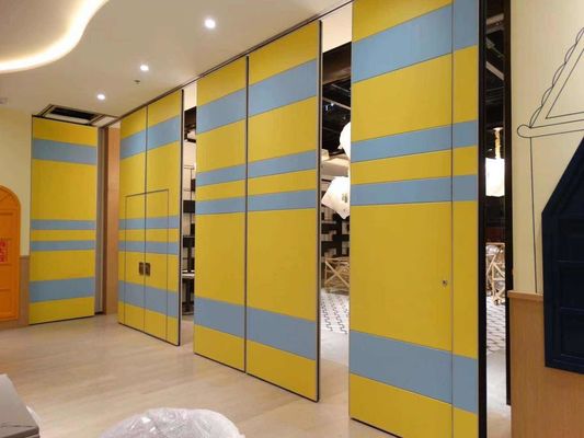 Un buen precio. Pared divisoria acústica de espacio plegable comercial en línea