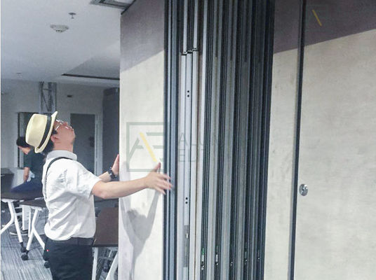 Un buen precio. Commercial Movable Walls with 68mm-105mm Thickness 304 Stainless Steel Rollers and 56dB Sound Insulation en línea