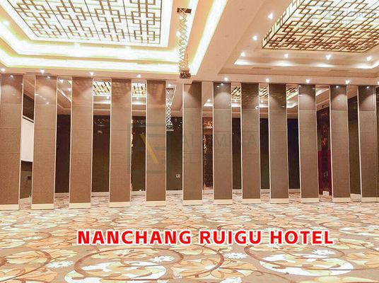Un buen precio. Hotel Nanchang RuiGu: Pared divisoria acústica de madera con rodillo de acero inoxidable 304 y perfil 6061-T6 para alturas de hasta 18M en línea